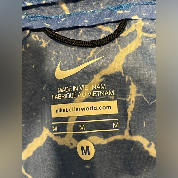 NIKE Women’s Light Weight Hooded Full Zip Jacket - Picture 9 of 9